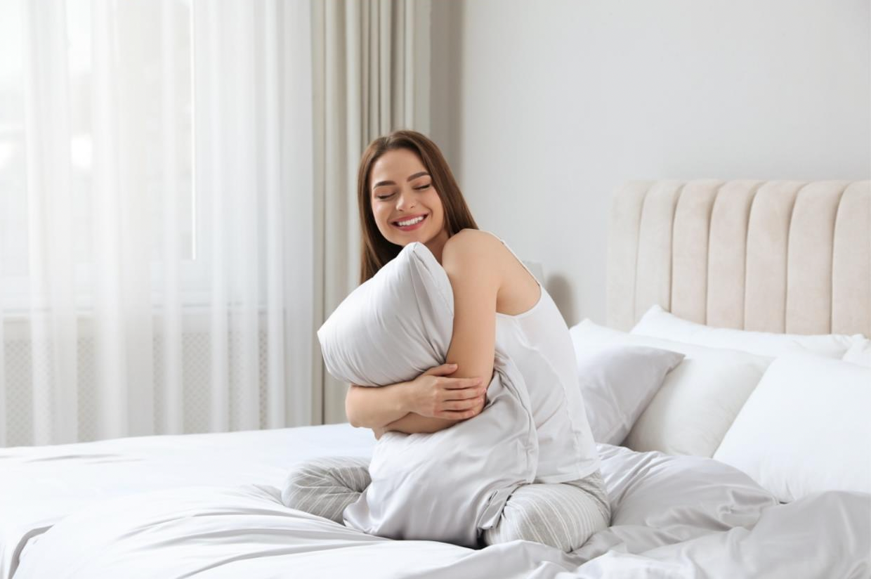 Wie das Schlafen auf einem Seidenkissen zu gesundem Haar beitragen kan – The Silk Glow